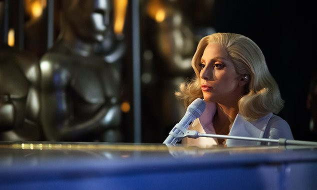 Lady Gaga trình diễn "Til It Happens to You".