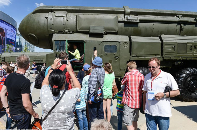 Dân Nga khoái chí lái xe phóng tên lửa đạn đạo Topol-M