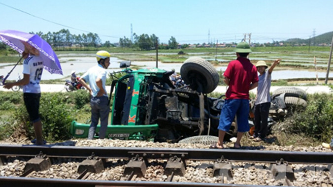 Tàu hỏa đâm ô tô bay xuống ruộng, tài xế nguy kịch