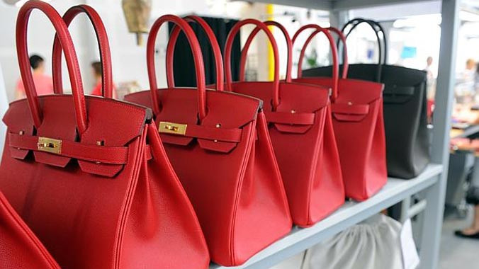 Đằng sau vẻ hào nhoáng của những chiếc túi xách hàng hiệu là những con cá sấu bị lột da không thương tiếc. 