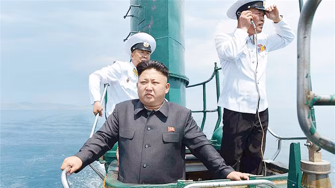 Lãnh đạo Triều Tiên Kim Jong-un đi trên tàu ngầm trong một chuyến thị sát. 
