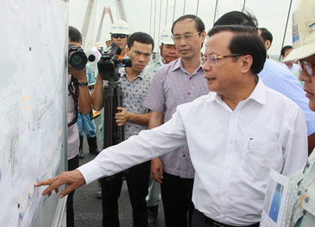 Bí thư Thành ủy Hà Nội Phạm Quang Nghị kiểm tra tiến độ cầu Nhật Tân. Ảnh: Dân Trí