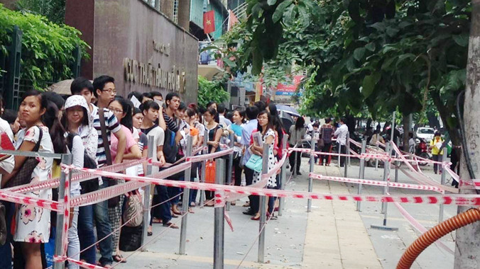 Xếp hàng đăng ký thi vào công chức ngành thuế Hà Nội. Ảnh: Minh Tuấn