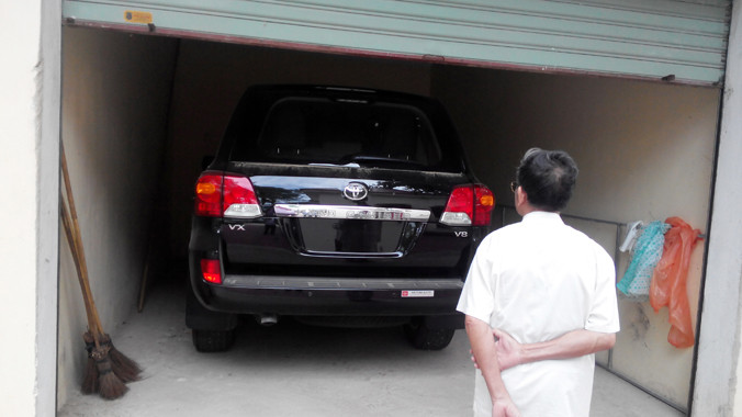 Chiếc xe sang Land Cruiser gần bốn tỷ đồng đắp chiếu ở nhà xe gần một năm nay