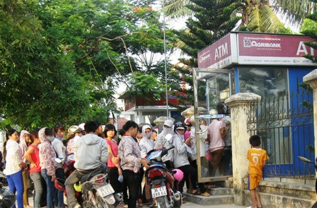 Khốn khổ vì kiểu lĩnh lương hiện đại, văn minh. Ảnh minh họa: Nguyễn Thúy