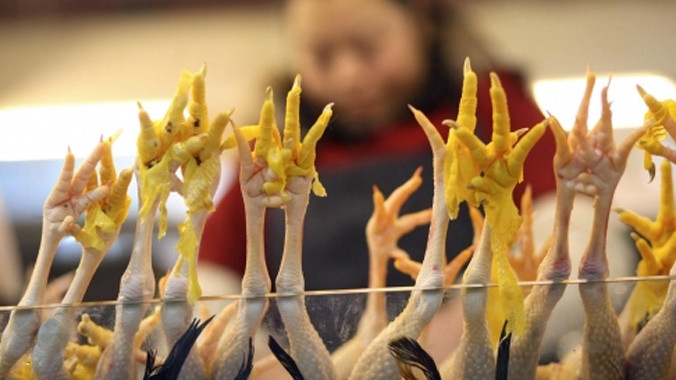 Xút ăn da được sử dụng để làm trắng và khiến chân gà trông tươi ngon. Ảnh: SCMP