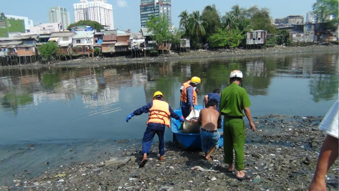 Thi thể nạn nhân được đưa về nhà xác. Ảnh: Đông Sơn.