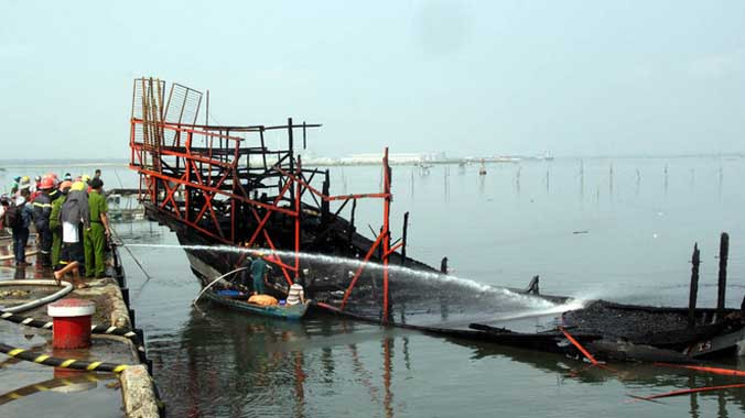 Khoảng 23h ngày 4/3, chiếc tàu câu mực của anh Huỳnh Văn Trí (36 tuổi, thôn Đồng Xuân, Tam Giang) đang neo đậu trên sông Trường Giang đã bất ngờ bùng cháy. Lúc đó, anh Trí đang ngủ trên tàu để chuẩn bị ra khơi vào sáng sớm hôm sau.