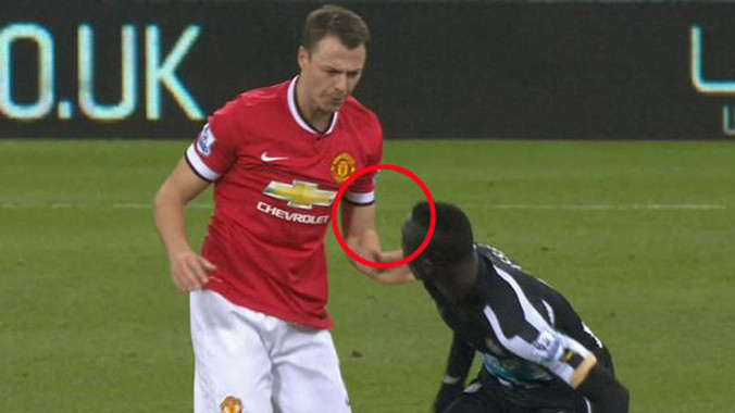 Evans nhổ nước bọt vào mặt Cisse.