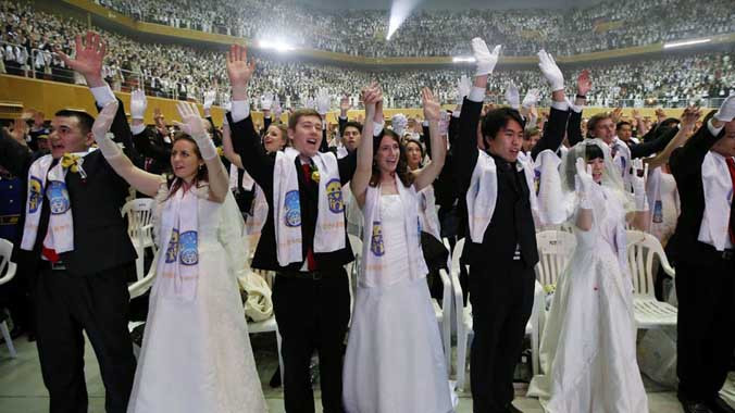 Họ xếp hàng chờ giờ hành lễ.