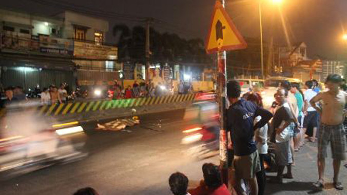 Chạy xe với tốc độ nhanh trên QL1K, 2 thanh niên đã lao xe vào dải phân cách khiến một người chết tại chỗ.