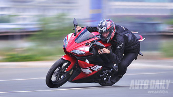 Khi điều khiển môtô hãy tập trung, làm chủ tốc độ để kịp thời phán đoán và phản ứng xử lý tình huống thật tốt.​