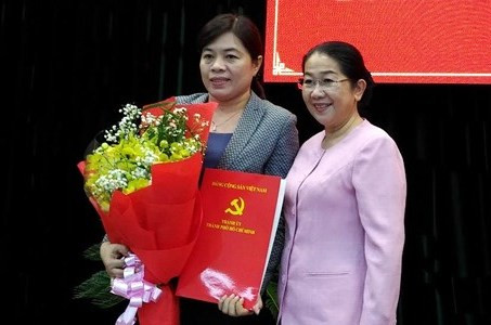 Phó Bí thư Thành ủy TPHCM Võ Thị Dung đã trao quyết định của Ban Thường vụ Thành ủy TPHCM điều động và bổ nhiệm đồng chí Nguyễn Trần Phượng Trân. Ảnh: Báo Chính phủ