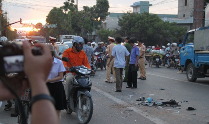 Hiện trường vụ tai nạn giao thông khiến hai ông cháu chết thảm.