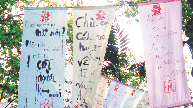 200 câu thơ chọn lọc được viết lên những dải lụa. Ảnh: Nhụy Nguyên 