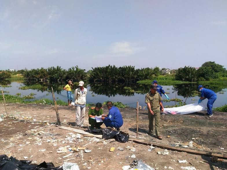 Lực lượng chức năng điều tra hiện trường.