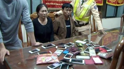 Hàng chục máy điện thoại bị nhóm trộm cắp lấy của người đi lễ hội.- Ảnh: Thế Lực