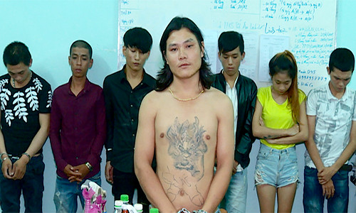 Nhóm thanh niên bị cảnh sát bắt tại công an. Ảnh: Phước An.