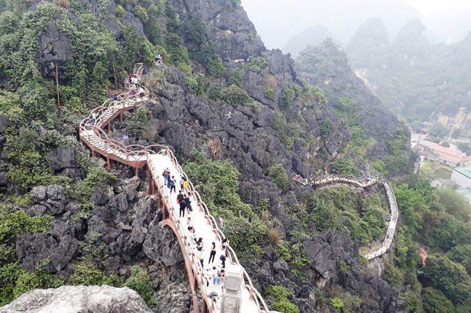 Tháng 8/2017, Cty cổ phần du lịch Tràng An đã tự ý xây dựng công trình cầu trái phép trong vùng lõi di sản Tràng An.