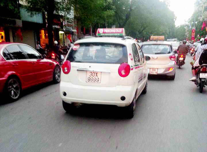 Chiếc taxi mang biển tứ quý 9. Ảnh: Phạm Tuấn Cường.