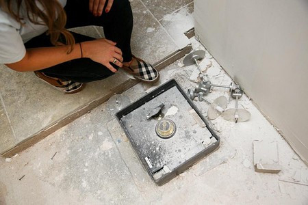 Két sắt bí ẩn mà cặp đôi tìm thấy được bên dưới sàn nhà bếp.