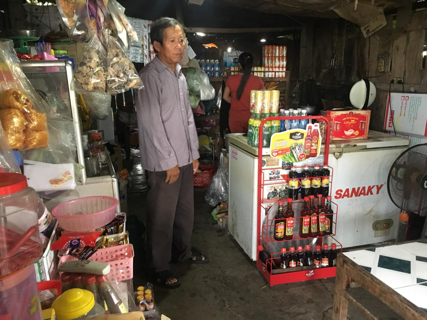 Ông Lê Đức Tường hỗ trợ vợ bán hàng tạp hóa để trang trải cuộc sống hằng ngày
