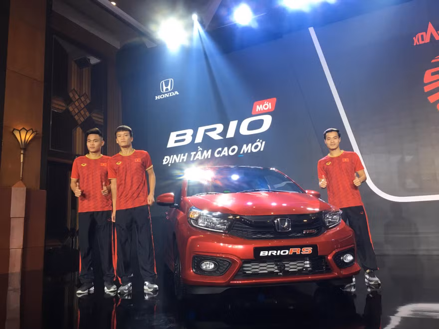 3 tuyển thủ quốc gia Văn Toàn, Hoàng Đức và Đức Chiến thích thú tạo dáng bên mẫu Honda Brio 2019 vừa ra mắt tại Việt Nam