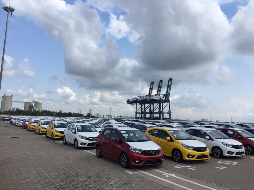 Hàng loạt ô tô mới nhập khẩu về Việt Nam qua cảng biển TP.HCM tháng 5/2019