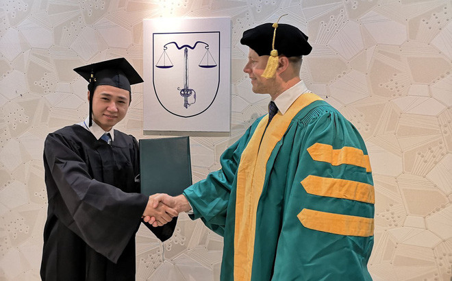 Bức ảnh được đăng trên một tạp chí nghề báo kèm chú thích ông Hùng nhận bằng tiến sĩ ngành Kinh tế môi trường.