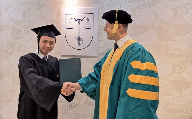 Bức ảnh được đăng trên một tạp chí nghề báo kèm chú thích ông Hùng nhận bằng tiến sĩ ngành Kinh tế môi trường.