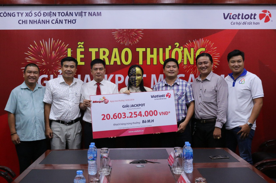 Bà M.H che mặt khi nhận giải thưởng Jackpot 20 tỷ đồng
