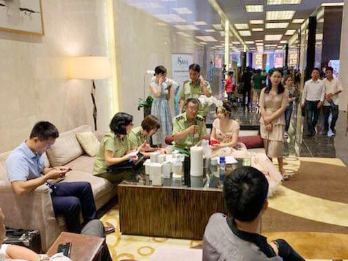 Lực lượng QLTT số 1 làm việc với bà Hằng Túi