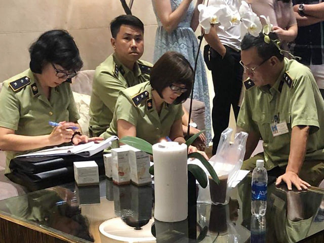 Lực lượng Quản lý thị trường kiểm tra tại sự kiện ra mắt thương hiệu mỹ phẩm của công ty Sam-Natural ngày 28/7 