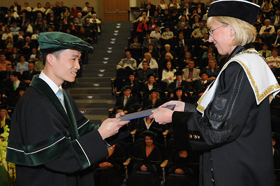 Lê Hoàng Anh Tuấn nhận bằng tốt nghiệp tại trường Đại học tổng hợp VSB, Séc 2008. Ảnh: NVCC cho 1 tạp chí nghề báo 