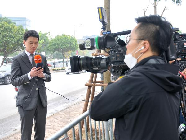 Đi cùng các phóng viên quốc tế luôn có những người phiên dịch, hỗ trợ tác nghiệp tại Việt Nam