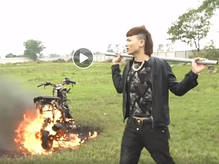 Khá "bảnh" đốt xe Honda PCX để đổi xe điện Pega. Ảnh cắt từ clip