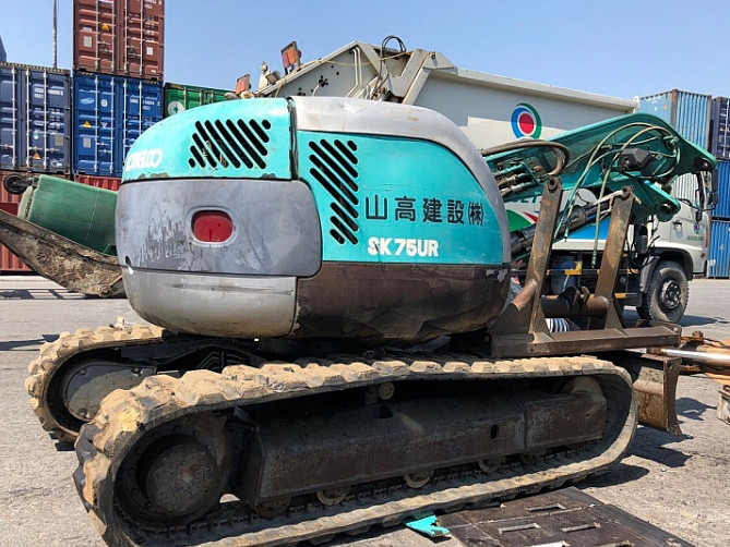 Một chiếc máy đào bánh xích nhập lậu do Cục Hải quan TPHCM bắt giữ 