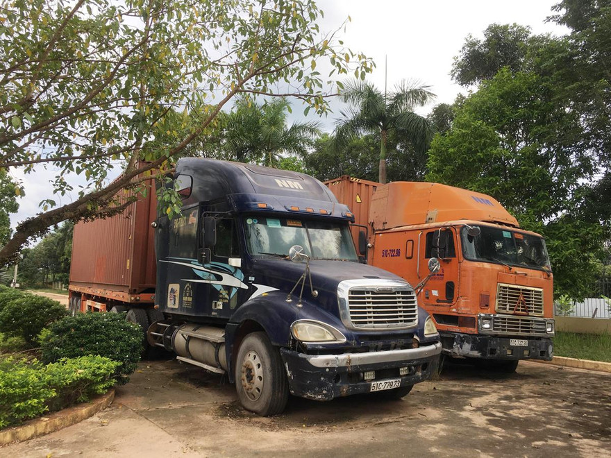 Hai container rỗng vừa được Cục Hải quan Bình Phước bàn giao cho Công an Bình Phước tiếp tục điều tra, xử lý. Ảnh: Tuấn Nguyễn