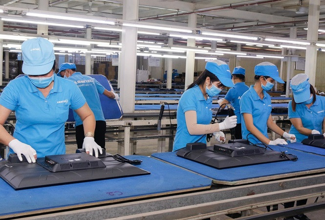 Công nhân Asanzo lắp đặt tivi