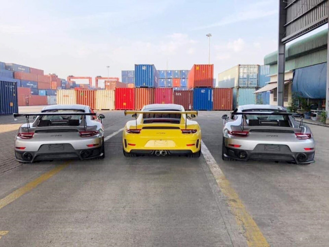 Siêu xe Porsche 911 GT2RS được nhập khẩu từ Đức về Việt Nam, trị giá khoảng hơn 20 tỷ đồng/chiếc