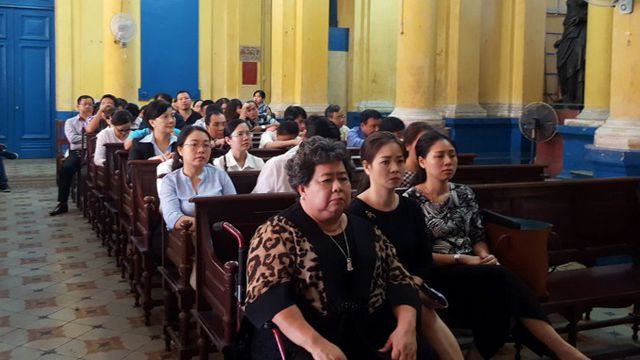 TAND TPHCM tuyên phạt bị cáo Hứa Thị Phấn 30 năm tù và phải bồi thường cho CB hơn 16.700 tỷ đồng.