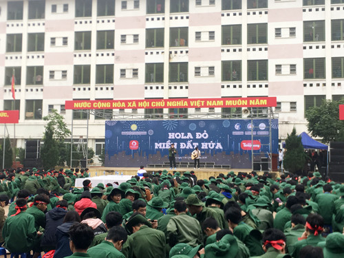 Gần 1.000 sinh viên hiến máu