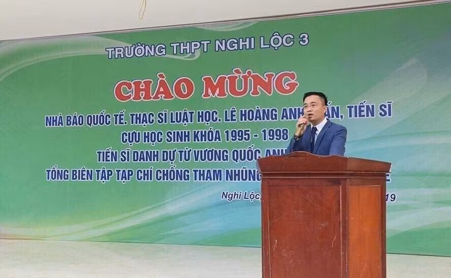 Ông Lê Hoàng Anh Tuấn chia sẻ với các thế hệ học sinh đang theo học tại trường THPT Nghi Lộc III