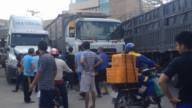 Hai tài xế xe tải lấy tuýp sắt đòi đánh tài xế xe container.