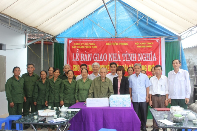 Các đơn trao hỗ trợ tiền xây dựng nhà cho các gia đình cựu thanh niên xung phong. Ảnh: Hoàng Lam 