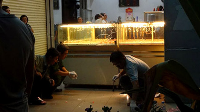 Cơ quan công tiến hành khám nghiệm hiện trường. Ảnh: Thanh Niên