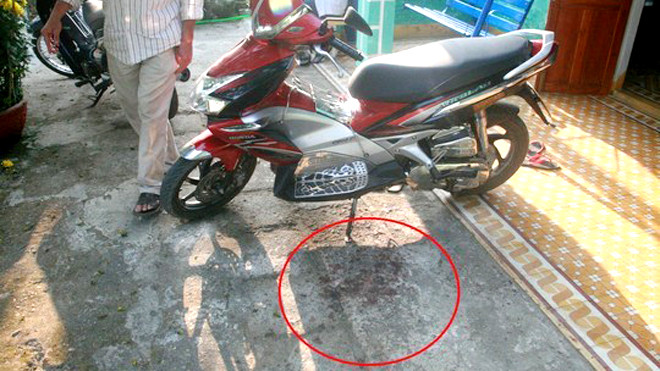 Vết máu tại nhà chị Hồng sau khi bị Ngọc bắn xuyên gò má