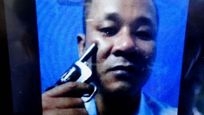 Một trong những bức ảnh đối tượng Ngọc cầm súng chĩa vào má mình