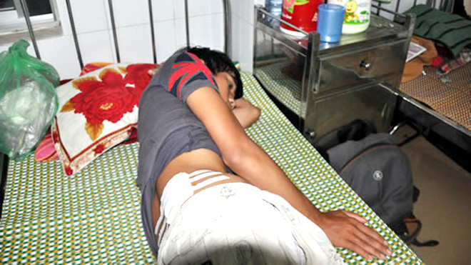 Dương Quốc Thạnh với vết thương trên lưng do bị bắn bằng đạn cao su