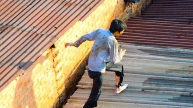 Hung thủ chạy nhanh trên mái tôn...